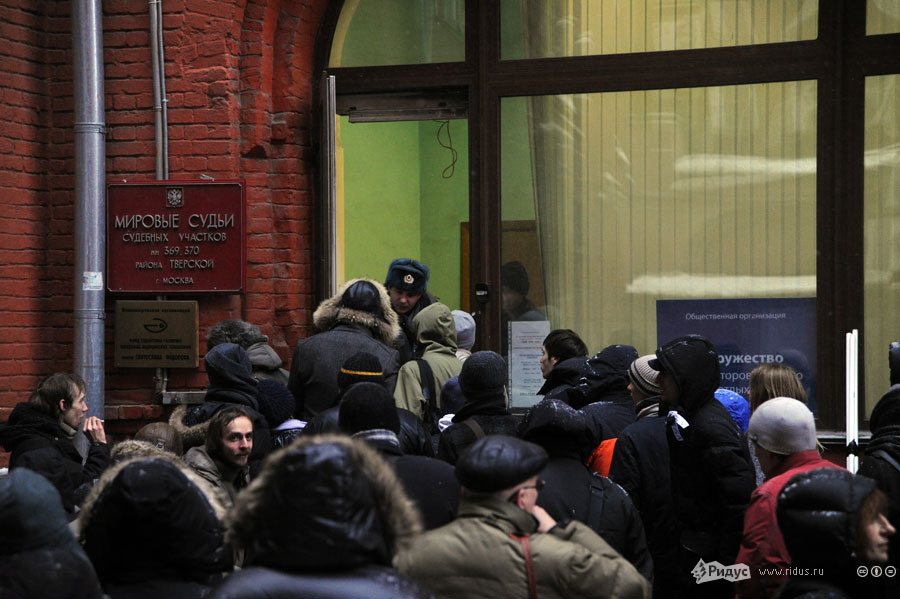 Перед зданием суда собралась небольшая толпа. © Василий Максимов/Ridus.ru