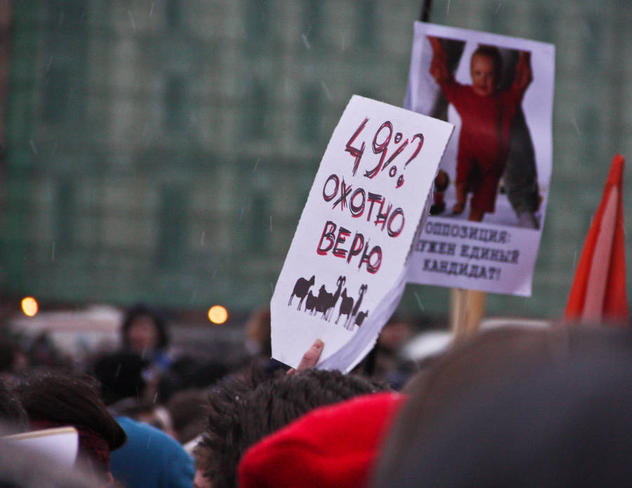 Плакаты митингующих на Болотной площади в Москве 10 декабря 2011 года. © Maksim Grevtsov