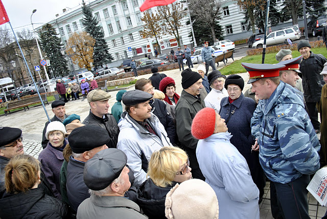 Общение полицейских с народом.