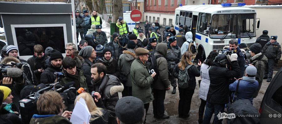 У здания Тверского суда в Москве 27 декабря 2011 года. © Василий Максимов/Ridus.ru