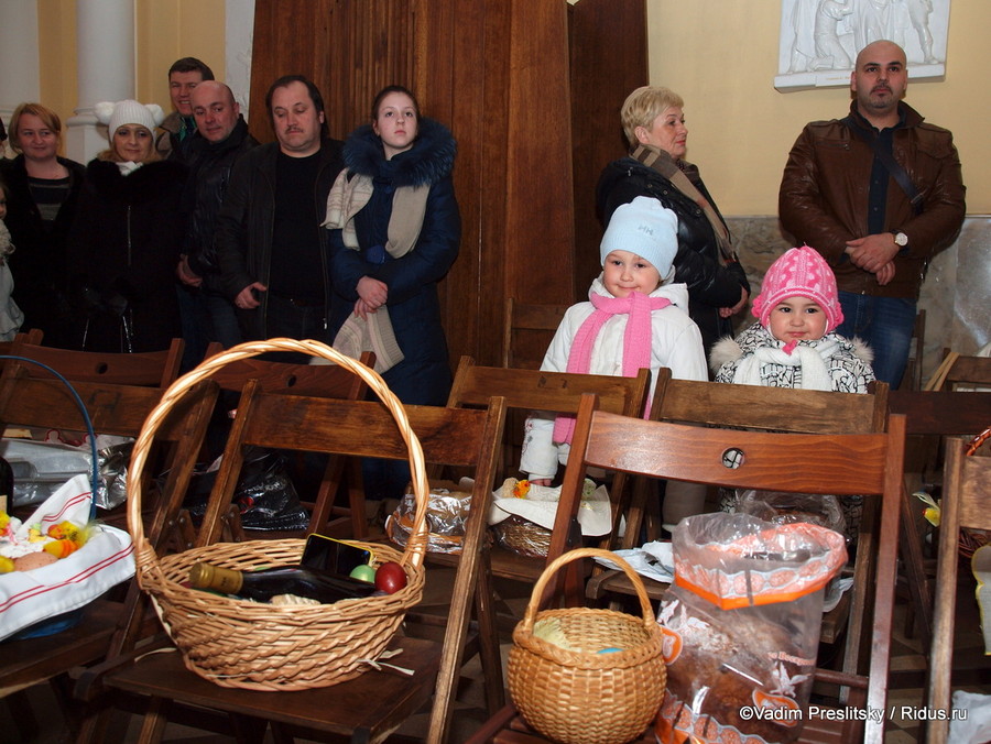 Пасхальная служба в Соборе Непорочного Зачатия Пресвятой Девы Марии. Москва. ©Vadim Preslitsky