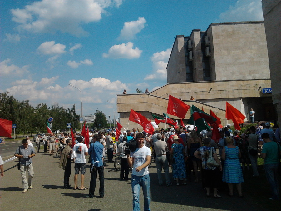 Митинг возле входа в концертный зал мэрии