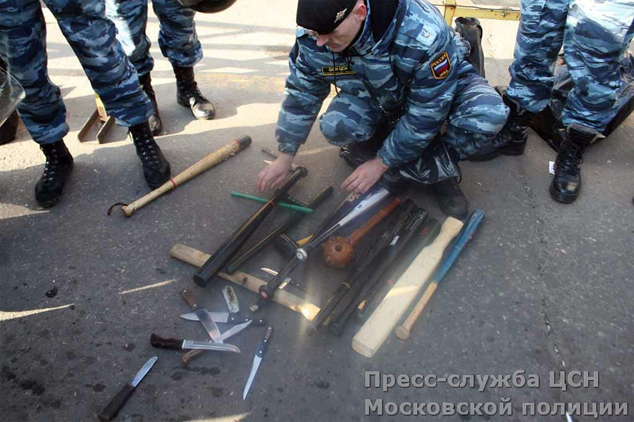 Холодное оружие, изъятое в ходе операции. © Пресс-служба ЦСН московской полиции