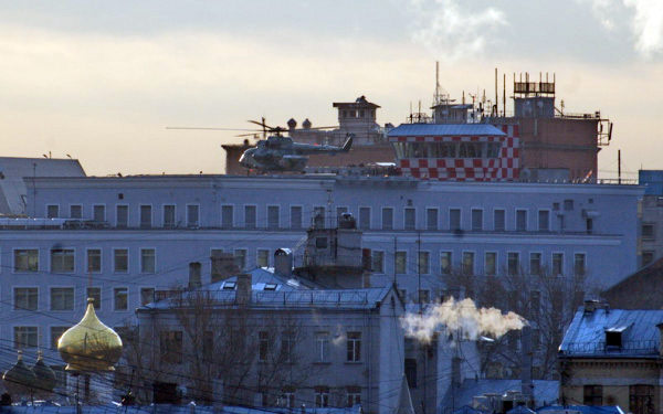 Вертолет Ми-8 на крыше здания ФСБ по адресу Большая Лубянка, дом 20.