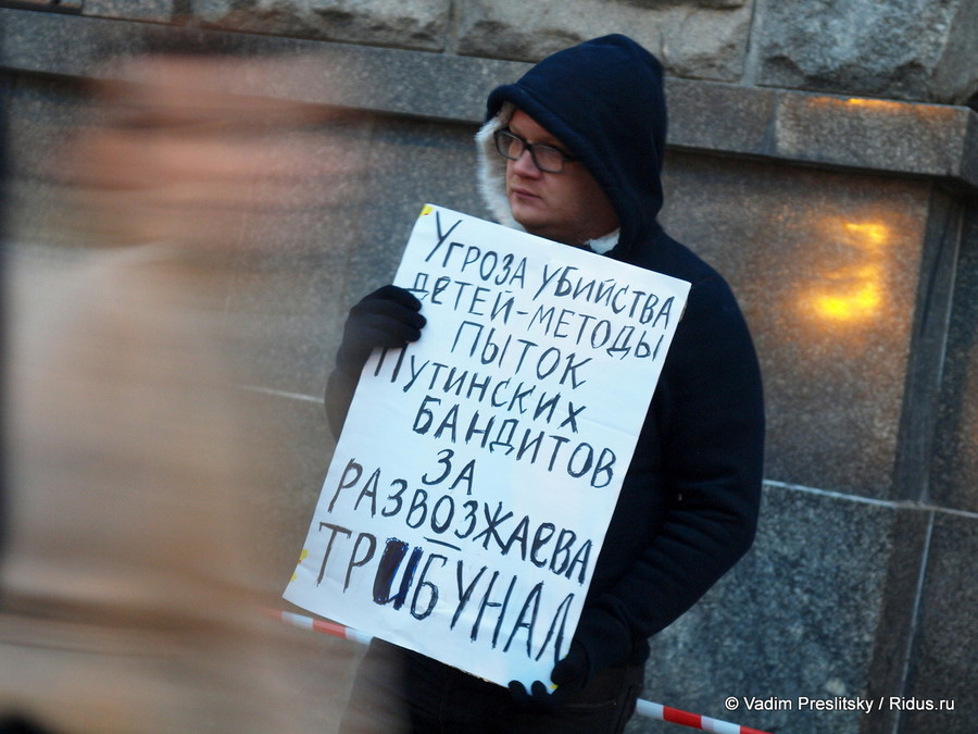 Журналист Олег Кашин у здания ФСБ на Лубянке. Москва. © Vadim Preslitsky