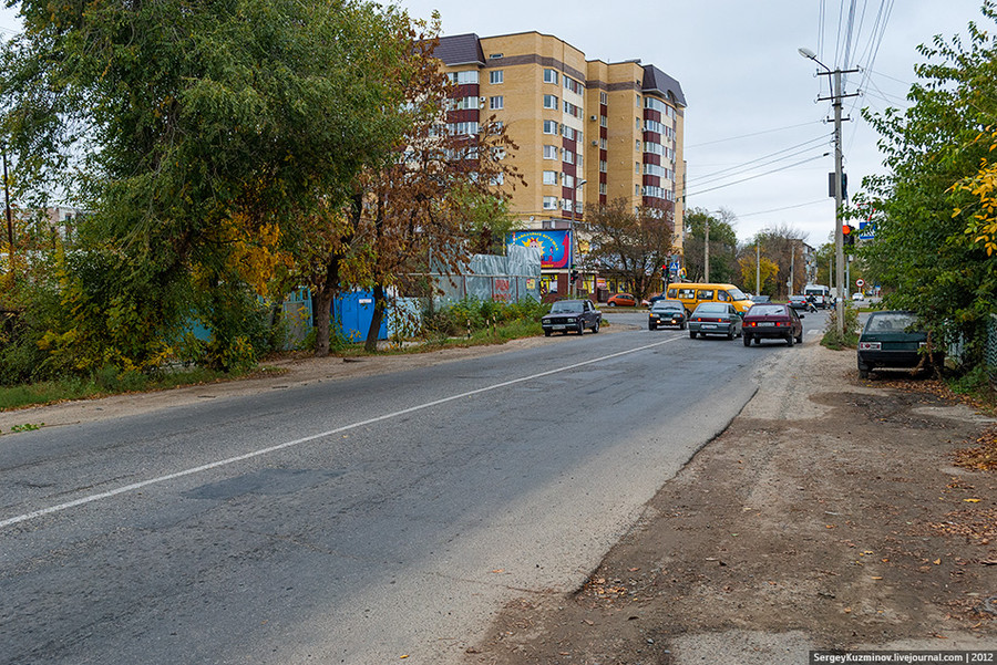 68. Тротуары по ул. Степной занесены песком. В сырую погоду песок превращается в грязь. Бордюры отсутствуют, что позволяет парковать автомобили прямо на тротуаре. Всё это вынуждает пешеходов двигаться по проезжей части, создавая аварийную ситуацию.