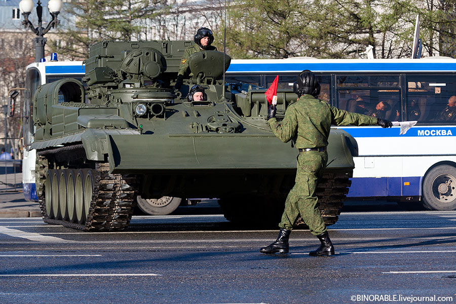 Прохождение военной техники по Тверской улице на генеральной репетиции Парада Победы в 2013 году. Фото: ©binorable.livejournal.com