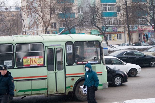 Провокатор с куском порванного плаката. Митинг в Уфе 24 декабря 2011 года © Андрей Андреев