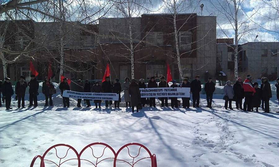 Пикет возле здания суда в Набережных Челнах