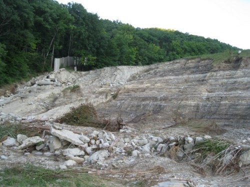 Размытая дамба водохранилища над поселком Жемчужный Фото / А. Рудомаха