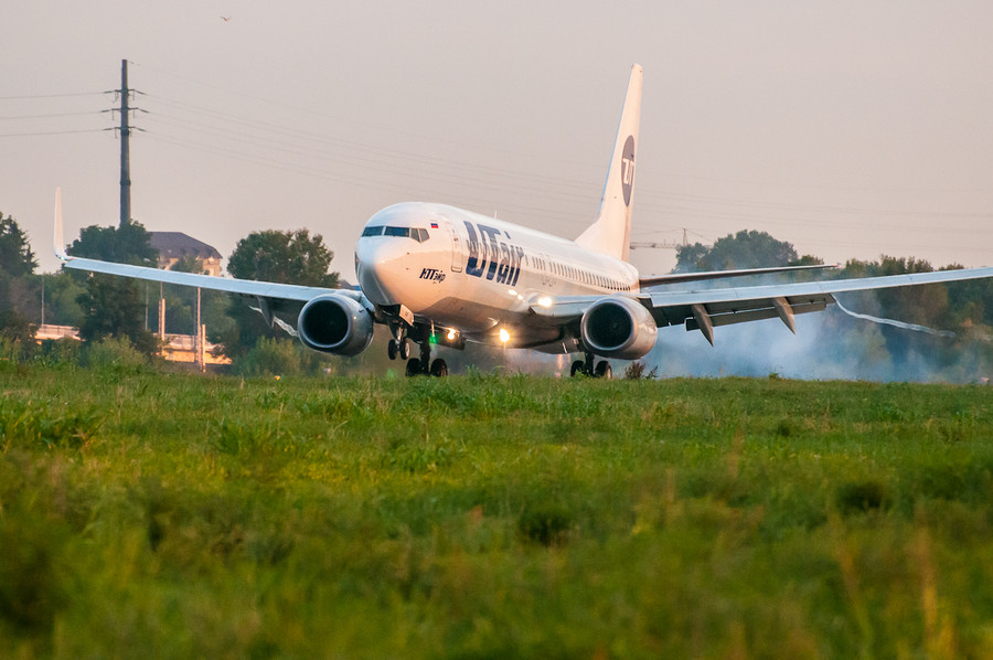 Boeing 737-8AS авиакомпании ЮТэйр в лучах заката