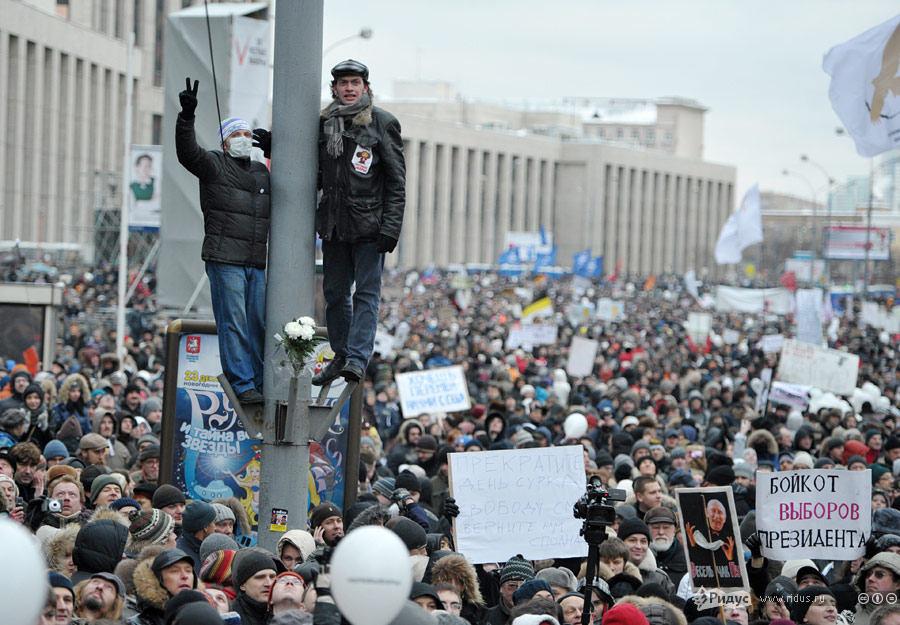 Некоторые могли наблюдать за митингом с высоты. © Антон Тушин/Ridus.ru
