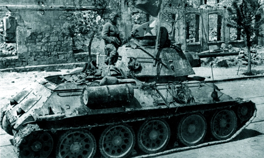 Танк Т-34 22-го отдельного гвардейского танкового полка на улице освобождённого Севастополя. Истории этой машины и серии фотоснимков с ней посвящено прекрасное исследование Игоря Злобина
