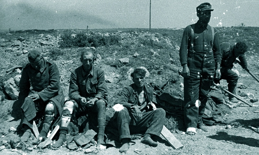 Немецкие солдаты, взятые в плен советскими войсками в Крыму