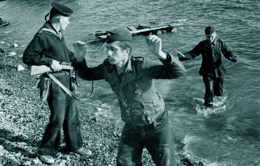 Сдача в плен военнослужащих кригсмарине, безуспешно пытавшихся уплыть из Крыма на самодельном плоту