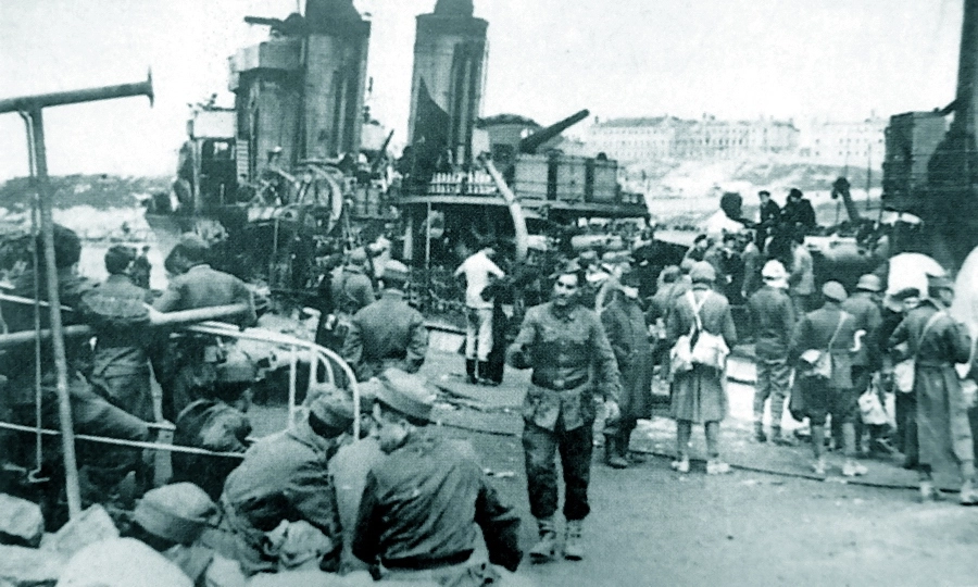 Румынские солдаты ждут эвакуации в порту Севастополя