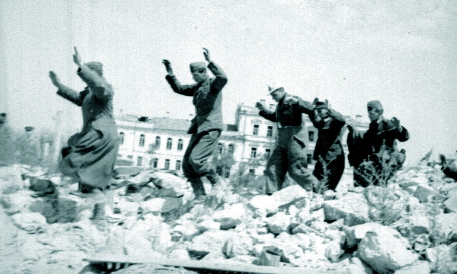Немецкие солдаты сдаются в плен на улицах Севастополя