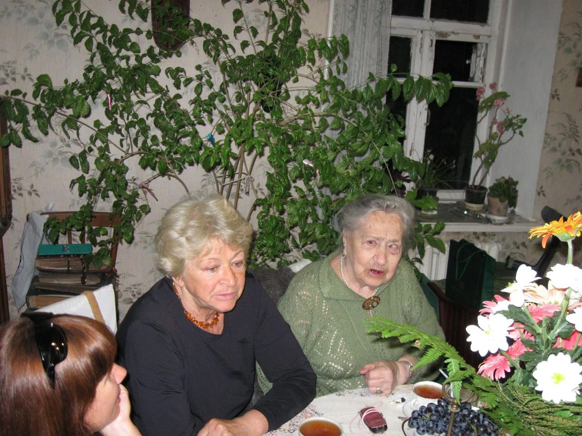 Наталья Александровна Сокольская на фото слева 