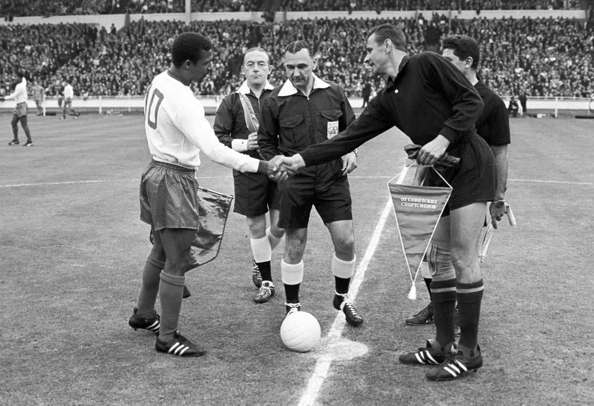 Футбольный матч СССР - Португалия, 1966 год. Лев Яшин (СССР, слева) и М.Колуна (Португалия) перед началом игры.