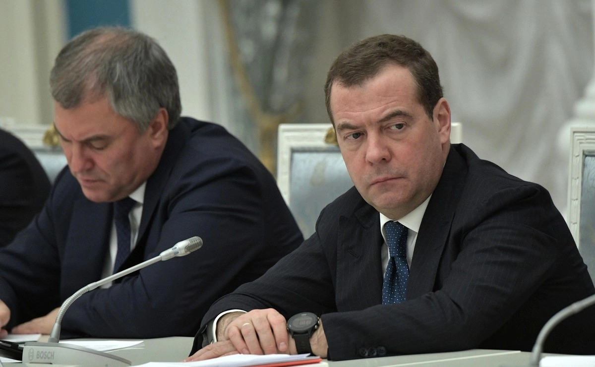 Премьер-министр РФ Дмитрий Медведев (справа) и спикер Госдумы Вячеслав Володин на заседании Совета по стратегическому развитию и нацпроектам.
