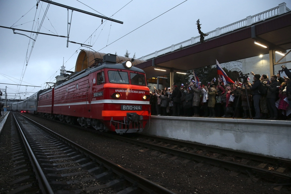 В Симферополе встретили первый поезд из Москвы