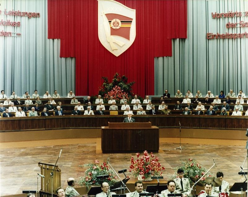 Заседание во Дворце Республики по поводу 35-летия с момента основания министерства, 1985.