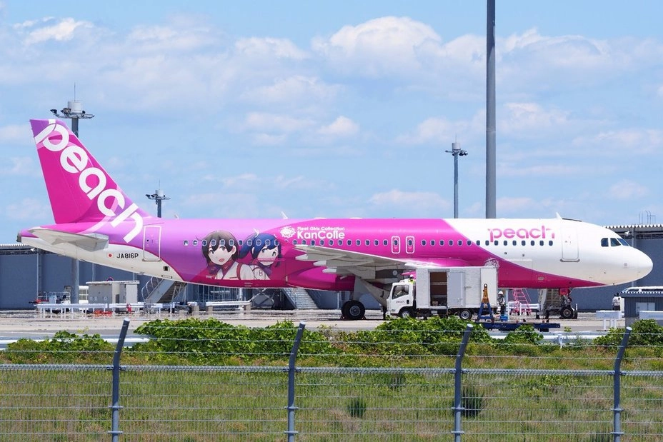 Самолёт Airbus A320 авиакомпании Peach Aviation с портретами тяжёлых авианосцев Хирю и Сорю Самолёт Airbus A320 авиакомпании Peach Aviation с портретами тяжёлых авианосцев Хирю и Сорю