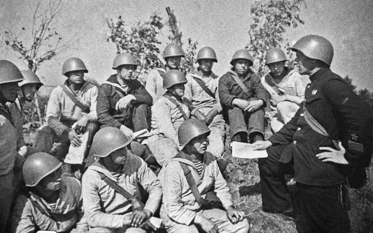 Батальонный комиссар проводит полит-беседу с моряками-артиллеристами, 1941 год..