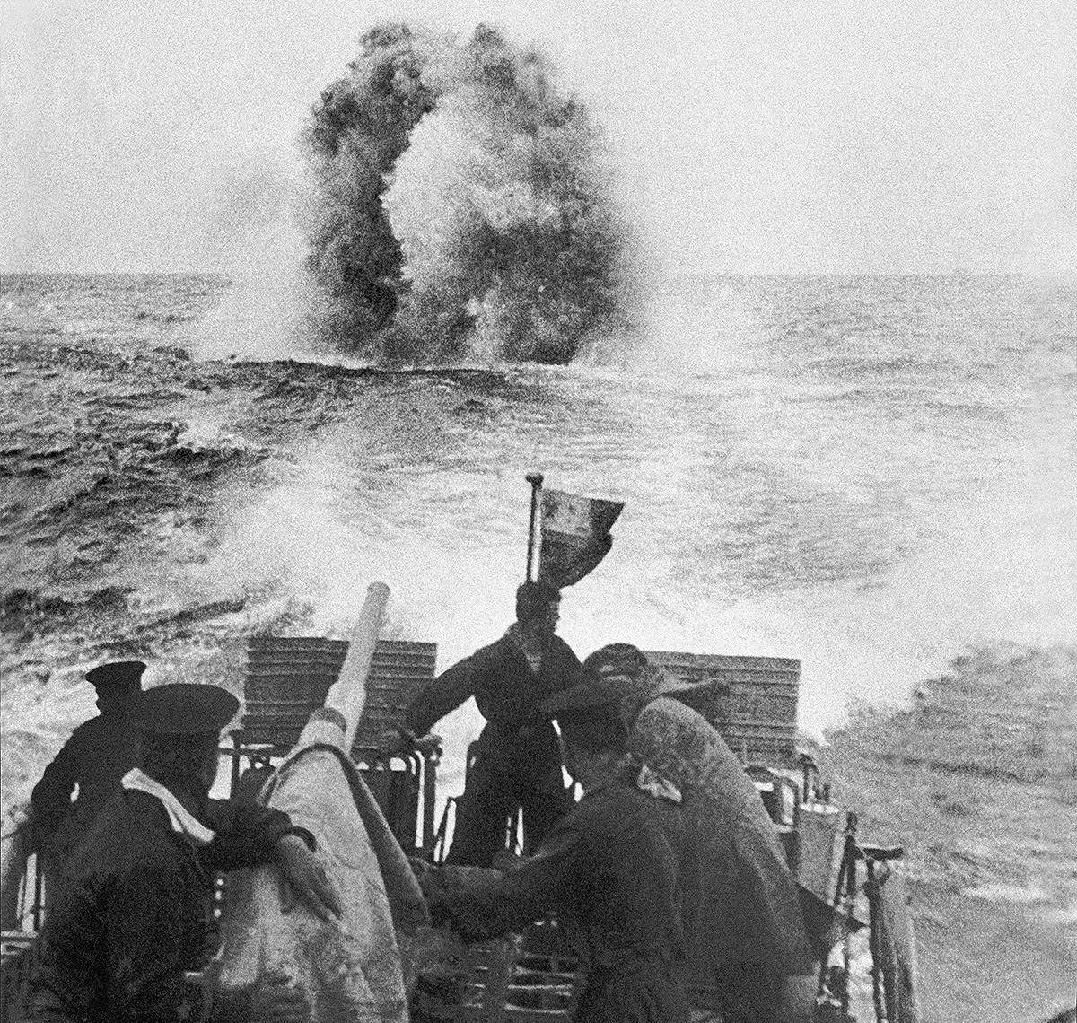 Морские охотники бомбят вражескую подводную лодку, 1941 год.