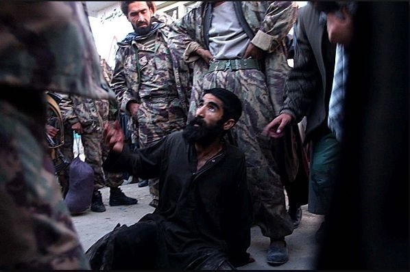 Допрос пленного в Афганистане с целью выяснения его личности