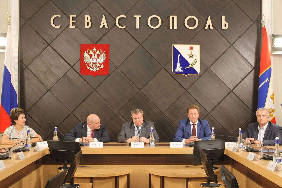 Севастополь встречает нового губернатора и провожает старого: Михал Развожаев (второй слева) и Дмитрий Овсянников (четвертый слева) 