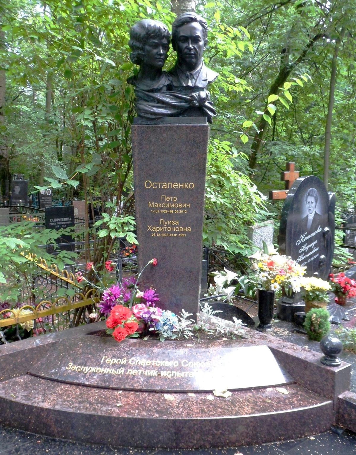 Памятник на могиле П.М.Остапенко