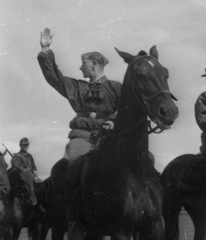 «Кавалерия — вперёд!» Командир кавалерийского взвода во время антипартизанского рейда.