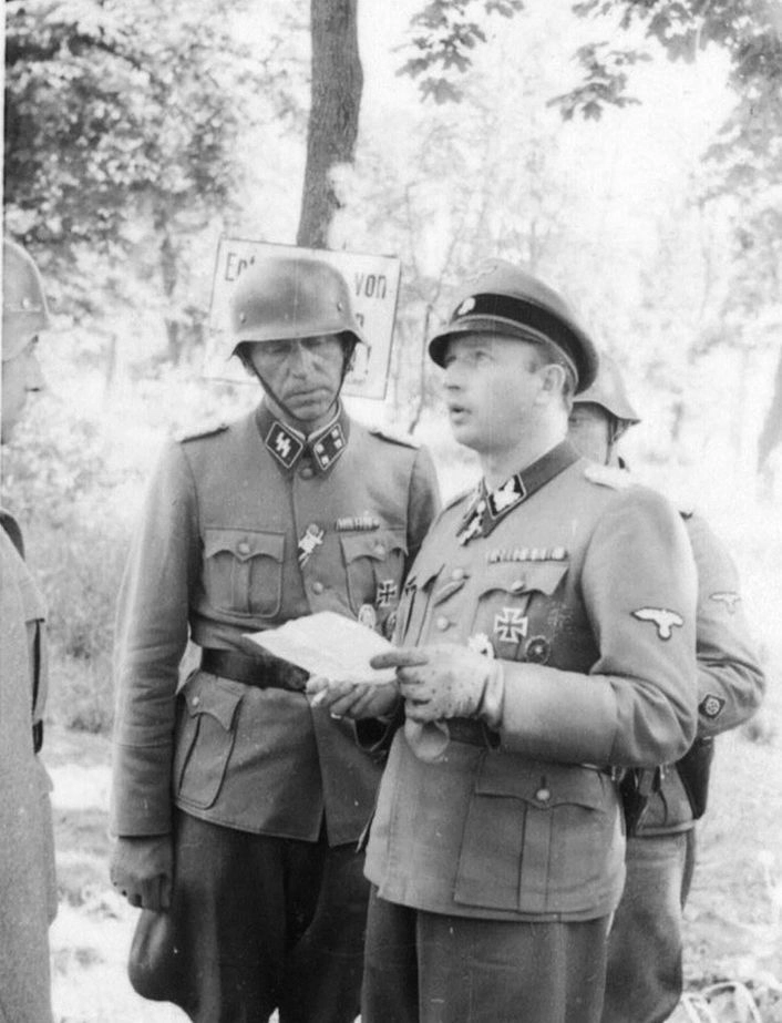 Ветеран Первой мировой войны Отто Вайсс (в центре) вместе с командиром дивизии Фегеляйном.