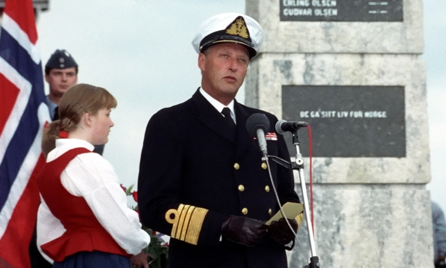 Норвежский король Харальд V выступает на торжественной церемонии в Киберге, посвящённой бойцам норвежского Сопротивления, 1992 год