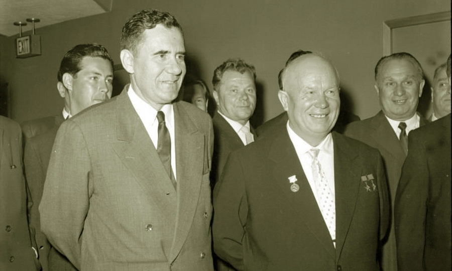 Министр иностранных дел СССР А.А. Громыко и Генеральный секретарь ЦК КПСС Н.С. Хрущёв. В 1964 году Хрущёва сменил Брежнев, однако Громыко остался на своём посту.