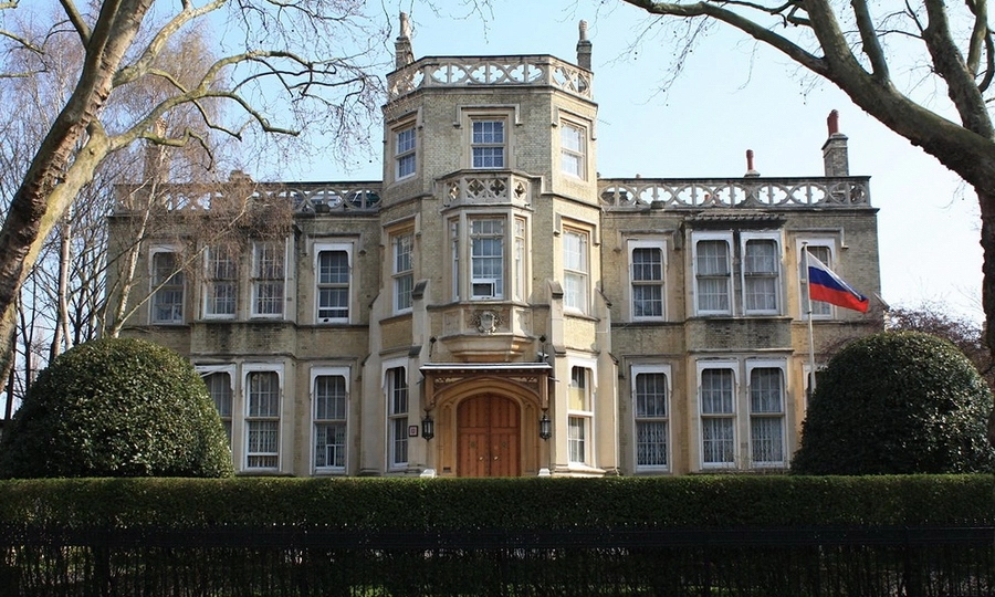 Здание посольства Российской Федерации на улице Кенсингтон-Пэлас-Гарденс в Лондоне, наши дни. Дипмиссия СССР занимала его с 1930 по 1991 гг.