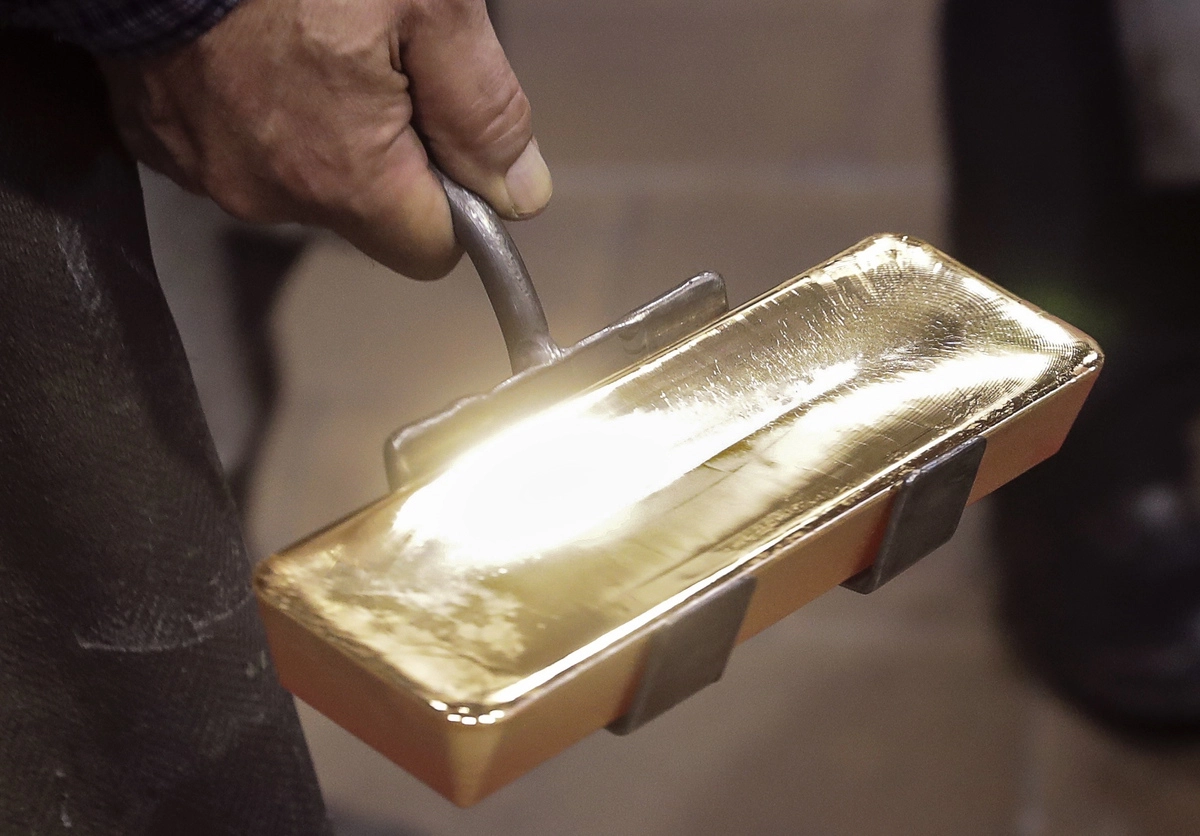  Красноярский завод цветных металлов. Только что отлитый слиток золота. 