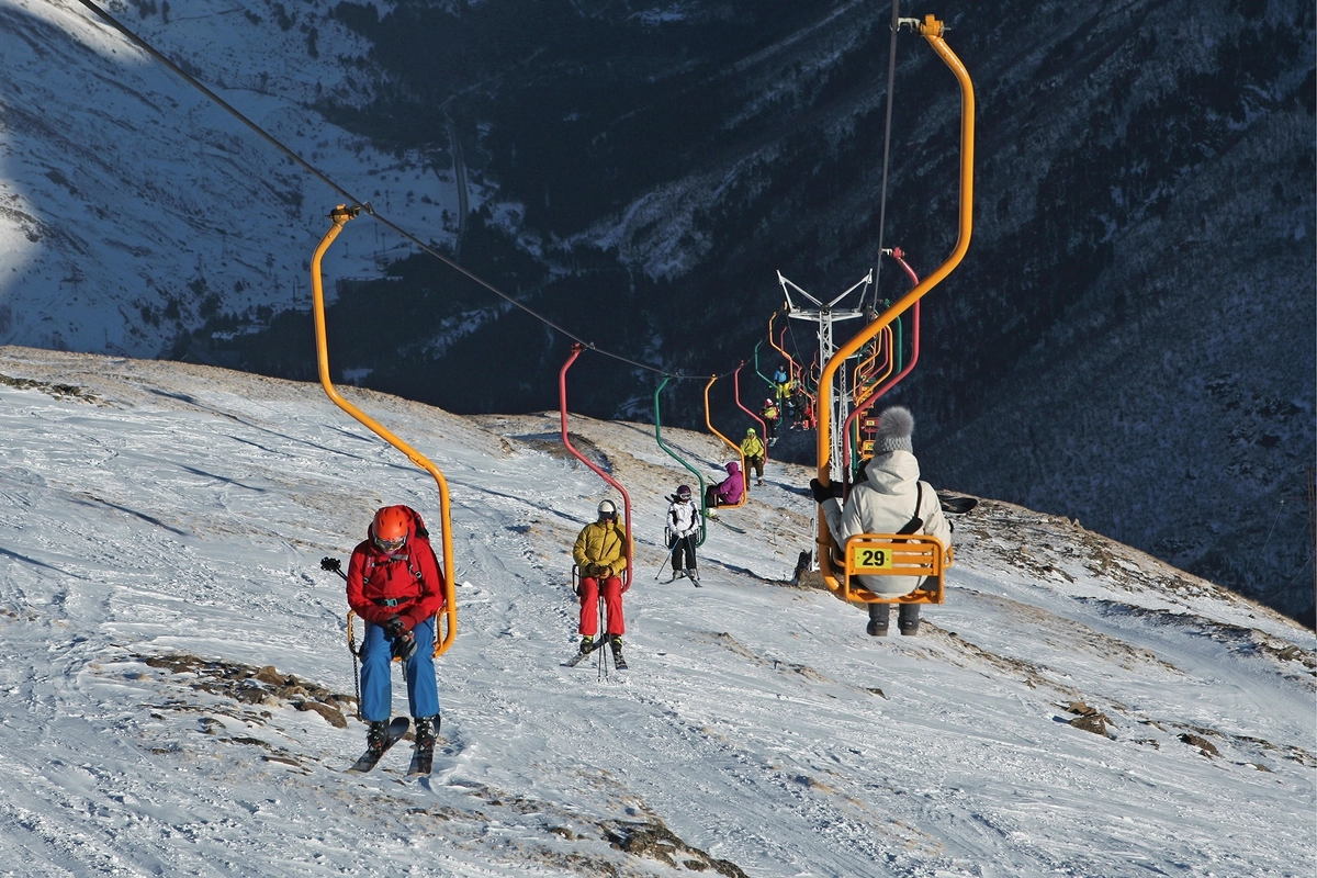 Канатная дорога на горнолыжном комплексе 