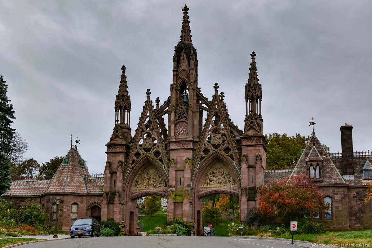 Главные ворота кладбища построенные в 1865 году по проекту известного американского архитектора английского происхождения Ричарда Апджона, одного из локомотивов американской нео-готики.