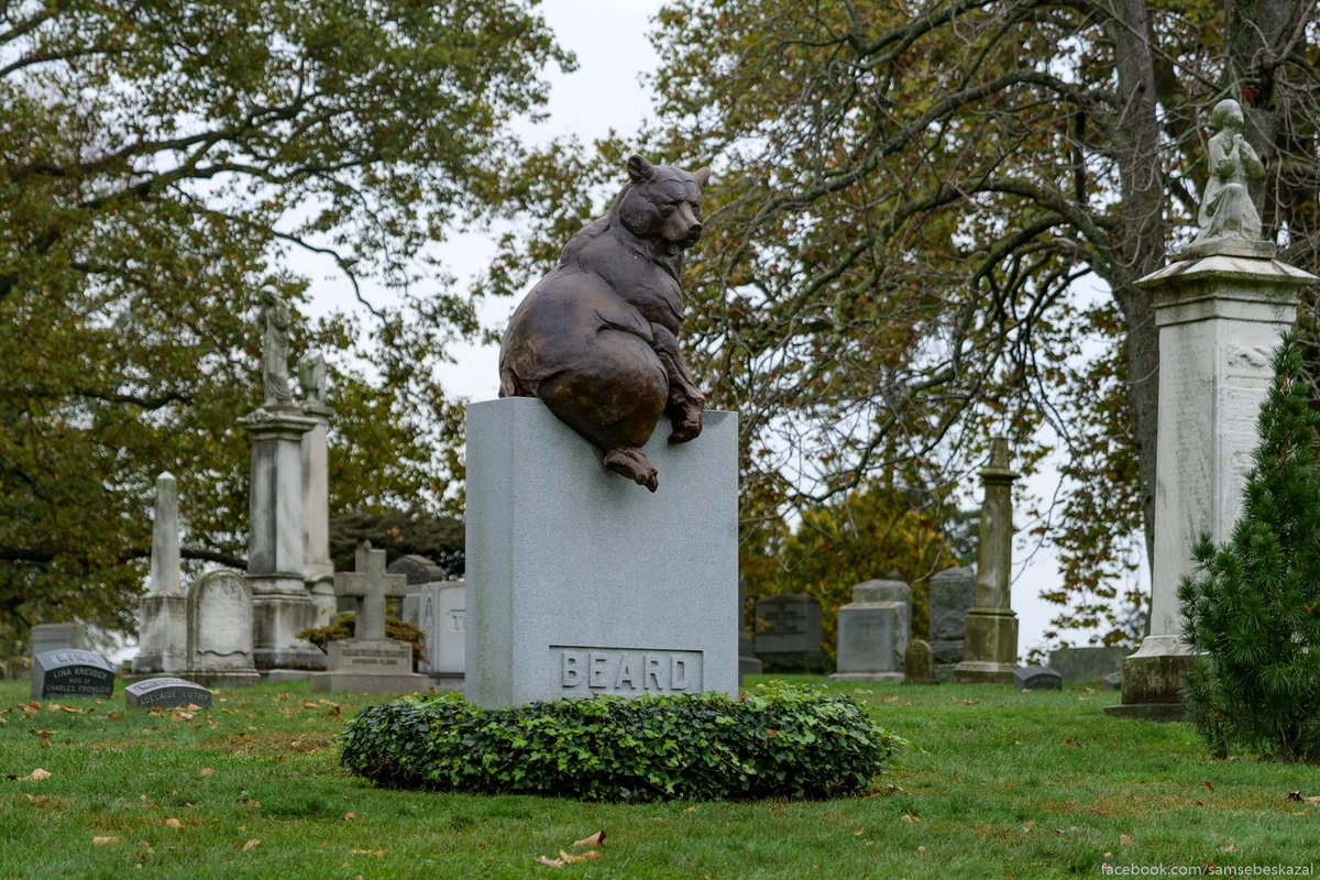 Надгробие установленное на могиле иллюстратора Уильяма Холбрука Берда, который был знаменит своими картинами на которых изображал зверей одетых и ведущих себя, как люди. Что-то типа "Cобак играющих в покер".