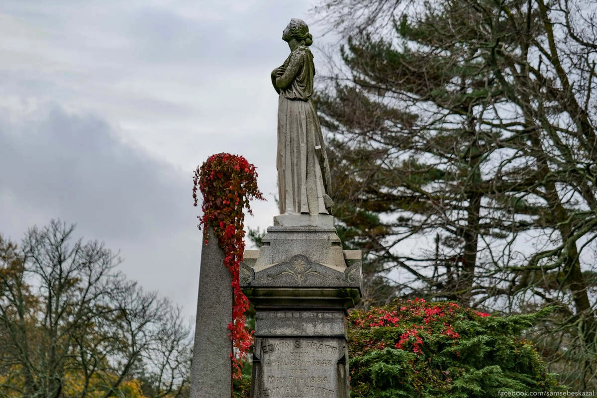 На Гринвудском кладбище находится около 600 000 могил.