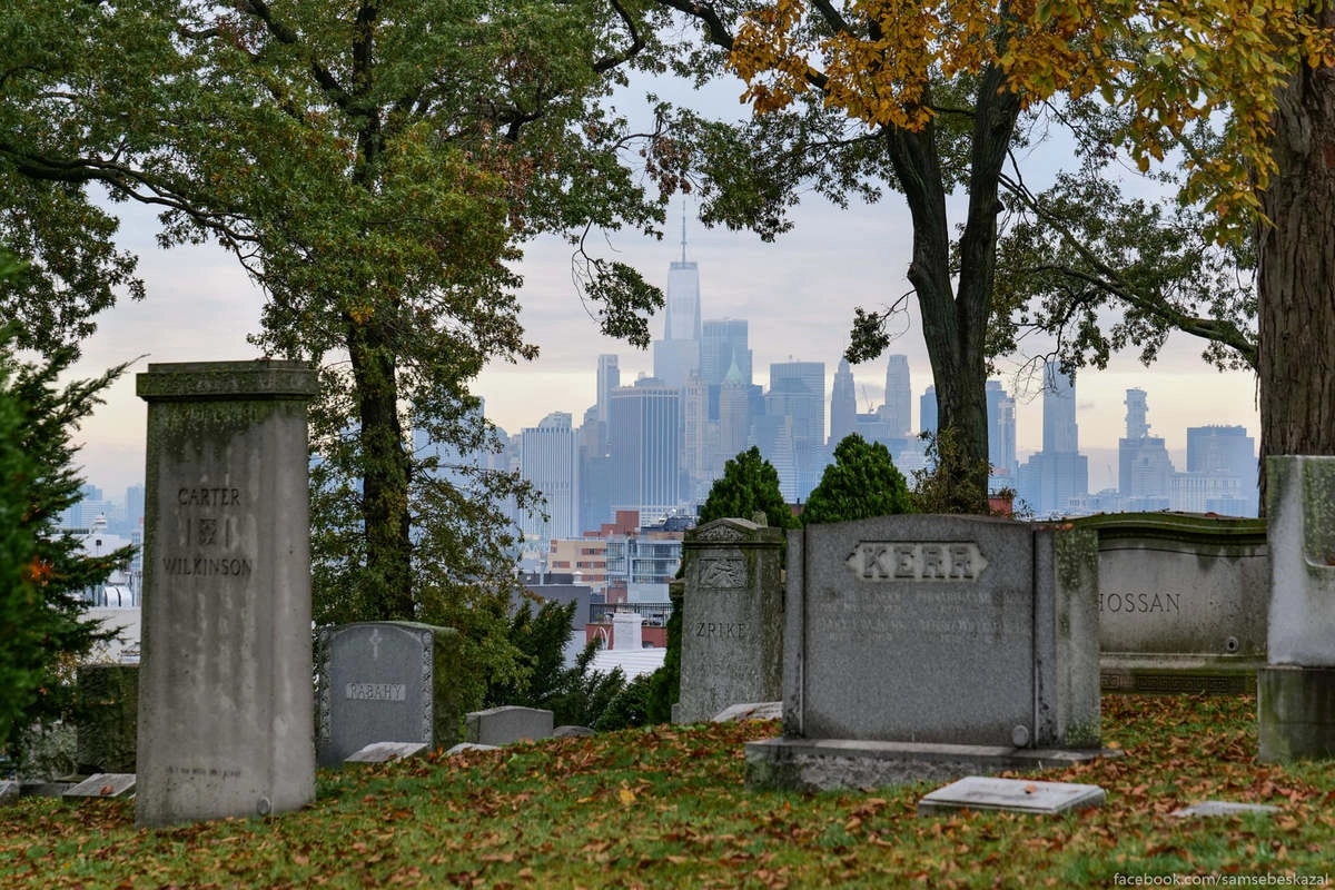 Вид на Нижний Манхэттен. Многие считают, что Гринвудское кладбище появляется в финальных кадрах фильма "Банды Нью-Йорка", но это не так. Оно находится гораздо дальше от Манхэттена, чем то, что показано в фильме. Киношного кладбища не существует в принципе, так как там совсем другой рельеф местности и никаких кладбищ поблизости от воды нет.