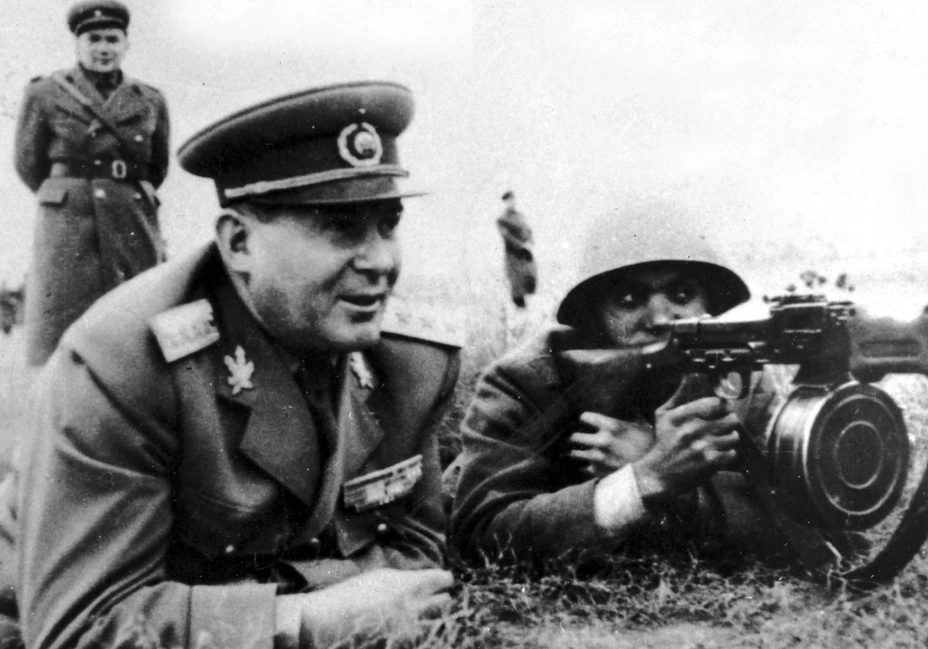Министр обороны Румыни генерал Леонтин Сэлэжан в войсках