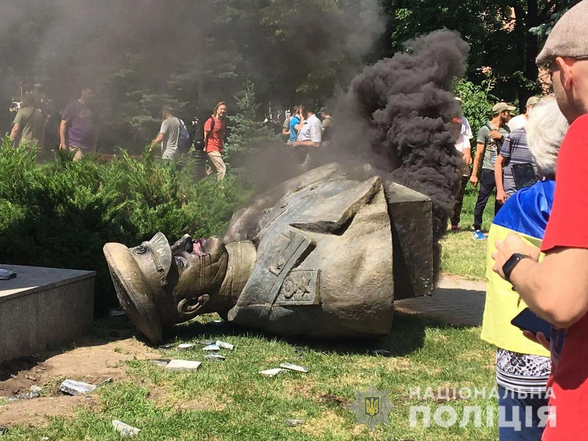 В Харькове украинские националисты снесли памятник четырежды Герою Советского Союза маршалу Георгию Жукову