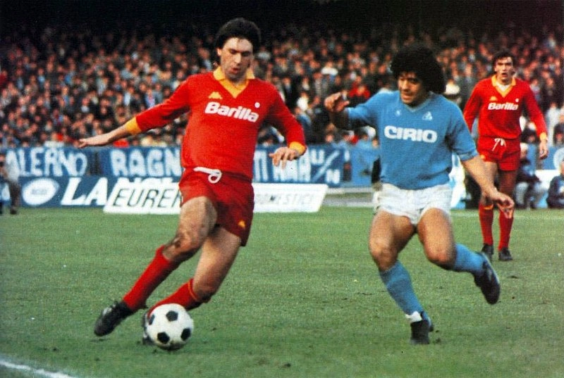Диего в матче "Наполи" - "Рома" на стадионе "Сан-Паоло". Сезон 1984/85