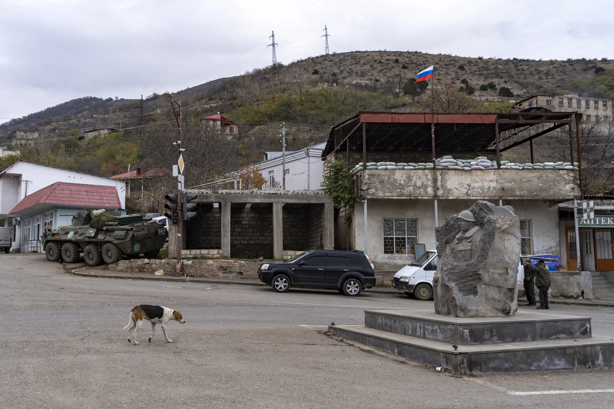 Машины армян, направляющихся в Степанакерт, объезжают поражённый авиаударом в дни войны мост в Лачине (Бердзоре)