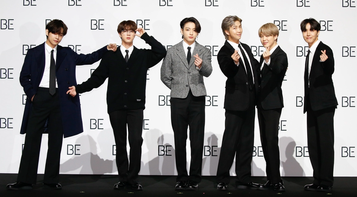 Участники группы BTS на презентации альбома