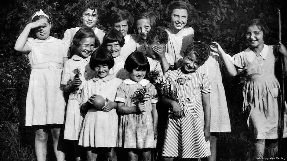 Алиса Урбах со своими воспитанницами - сиротами из детского дома в Англии - сразу после окончания войны