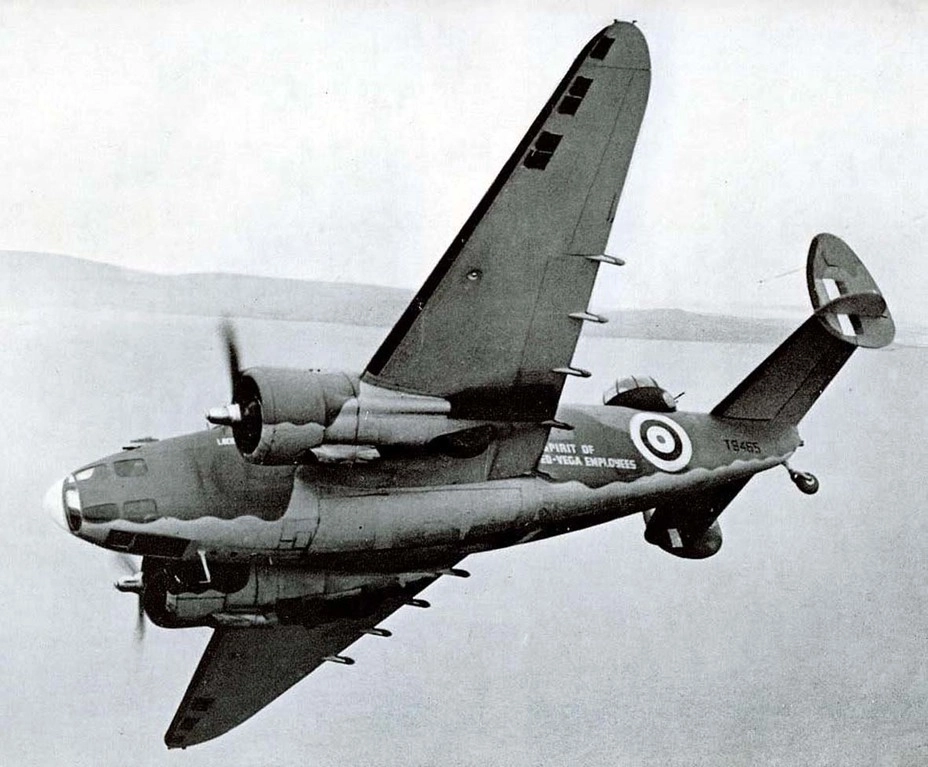 Британский бомбардировщик «Гудзон» над морем airwar.ru